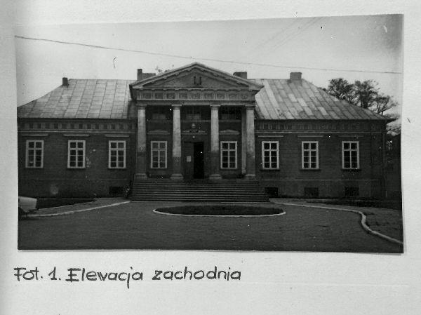 Historyczna fasada dworu